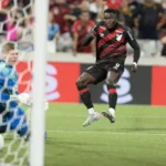 Com golaço e show de Viveros, Athletico goleia, e Botafogo segue no Z4