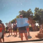 Moradores de Maria Joaquina protestam e interditam RJ-102 contra abandono em Cabo Frio