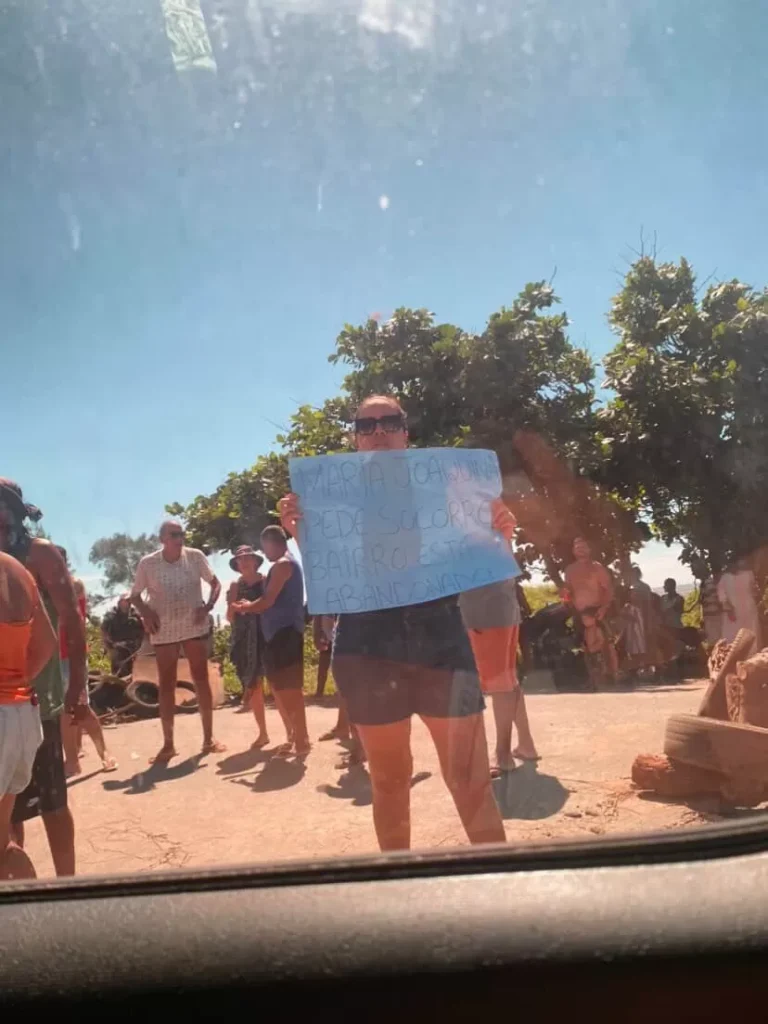 Moradores de Maria Joaquina protestam e interditam RJ-102 contra abandono em Cabo Frio