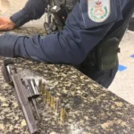 Homem é preso com arma de fogo após ameaçar clientes em bar em São Pedro da Aldeia