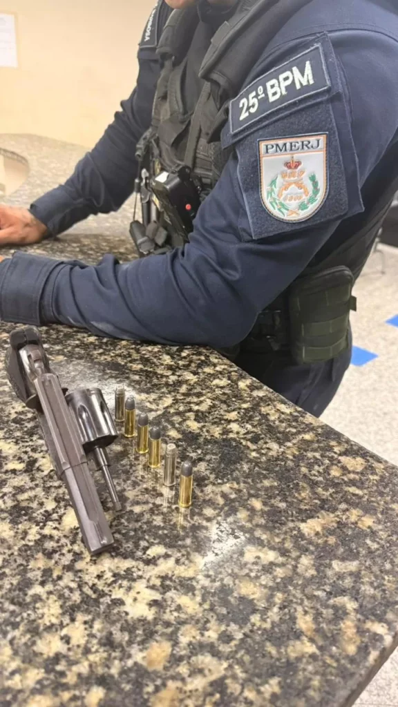 Homem é preso com arma de fogo após ameaçar clientes em bar em São Pedro da Aldeia